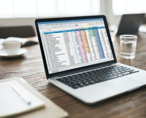 notebook-com-planilhas-de-contabilidade-gerencial-financeira