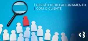 Gestão de Relacionamento com o Cliente - A imagem mostra uma lupa e vários bonequinhos sem rosto, a maior parte deles da mesma cor e um de cor diferente