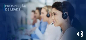 Prespecção de leads_A imagem mostra quatro pessoas com headsets na cabeça e computadores em frente a elas.