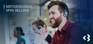 Metodologia Spin Selling - Homem com headset gesticulando e mulher do lado dele com headset também.