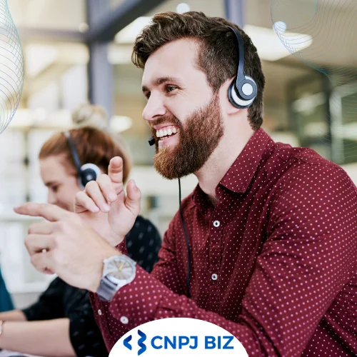 Metodologia Spin Selling - A imagem mostra um homem com um headset que está gesticulando com as mãos. Ao lado dele há uma mulher, também com headset.