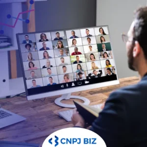 Vendas Cruzadas - Homem em frente a uma tela de computador fazendo uma videochamada com várias pessoas.