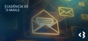 Cadência de E-mails - A imagem mostra várias cartinhas simbolizando e-mails. Quase todas estão fechadas, mas a do meio está aberta e com uma folha saindo dela.